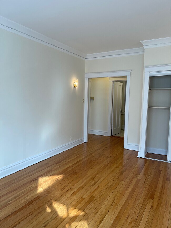 Building Photo - 6970 N Sheridan Rd