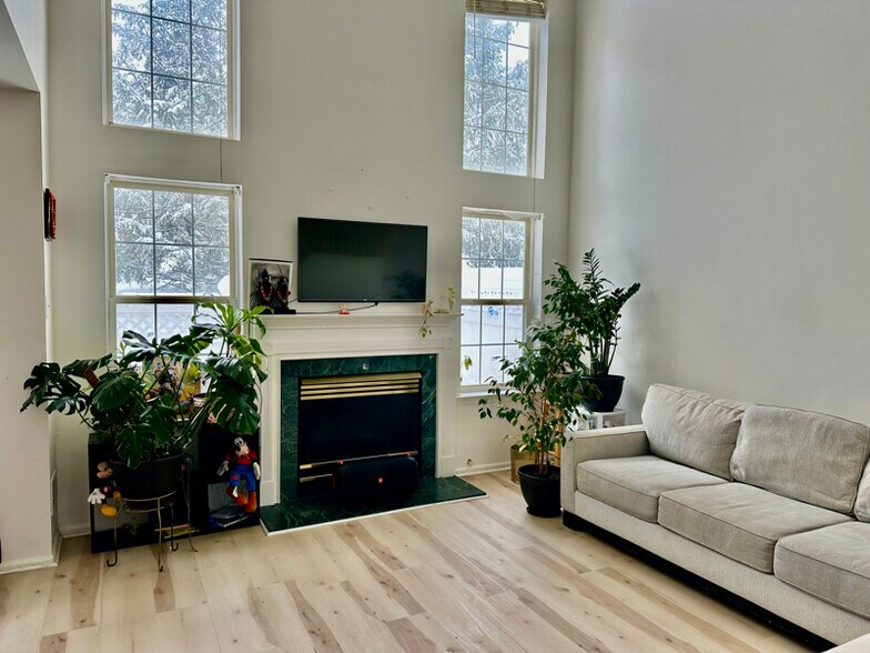 Building Photo - 403 Harvest Ln