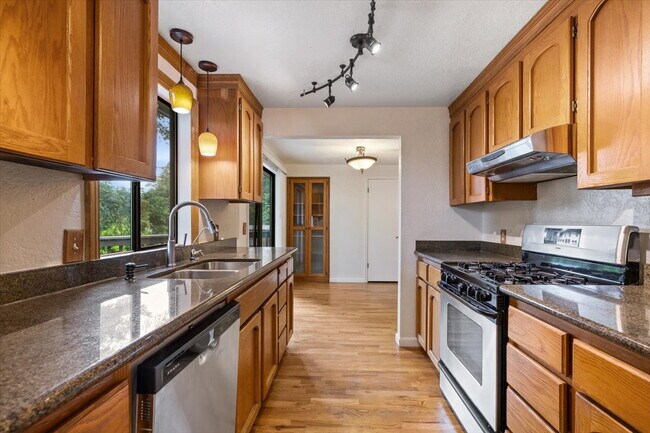 Building Photo - Spacious 3 bed 2.5 bath in Eastgate neighborhood.