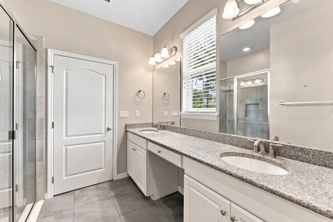 Building Photo - Stunning 3 BR + LOFT / 2.5 BA/ 2-Car-Garage Townhome in GATED community!