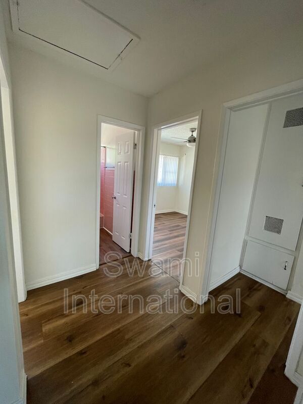 Building Photo - 860 W 50th Pl