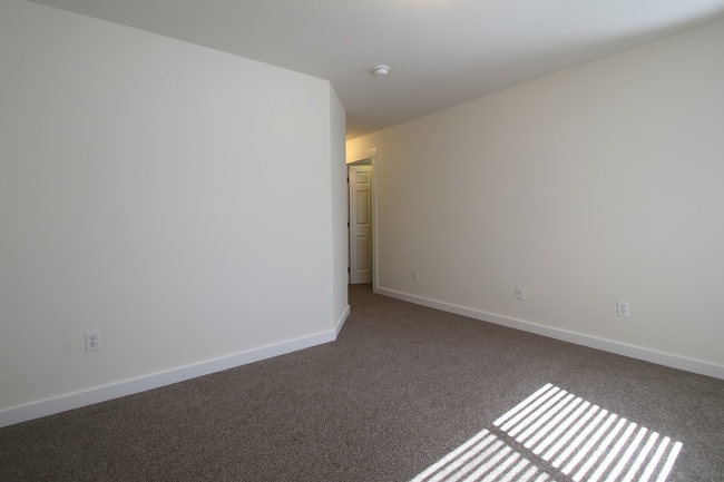 Building Photo - Gorgeous 3x2.5 duplex unit with a fenced b...