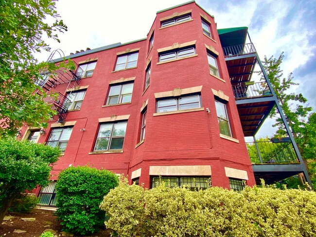 Building Photo - Logan/Dupont 1BR 1BA unit with hardwood fl...