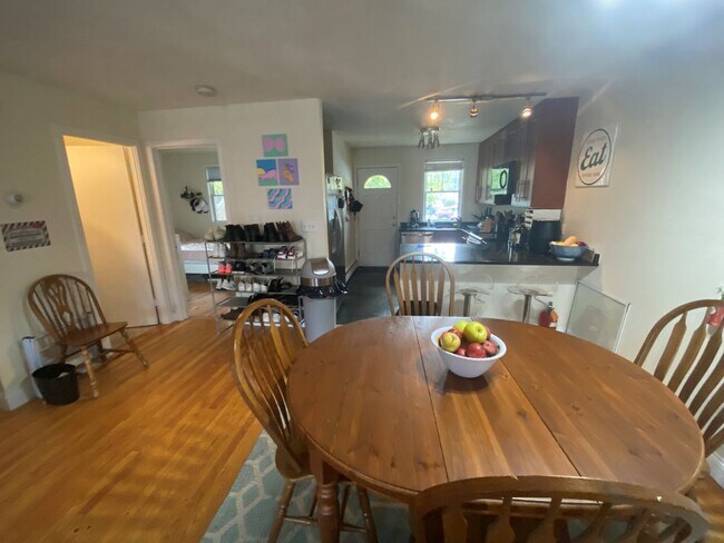 Building Photo - HOT MISSION HILL 4 BED!!