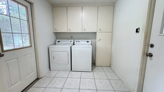 Building Photo - 402 Maridale Dr
