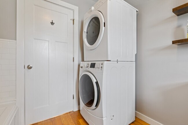 Building Photo - 176 Shore Rd