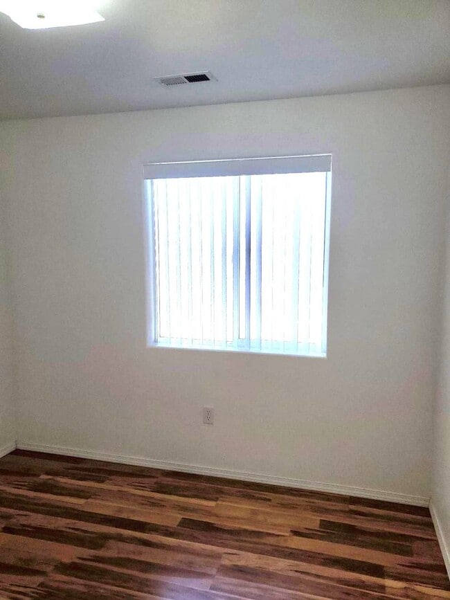 Building Photo - April Rent FREE - Double Car Garage & Fenced Yard