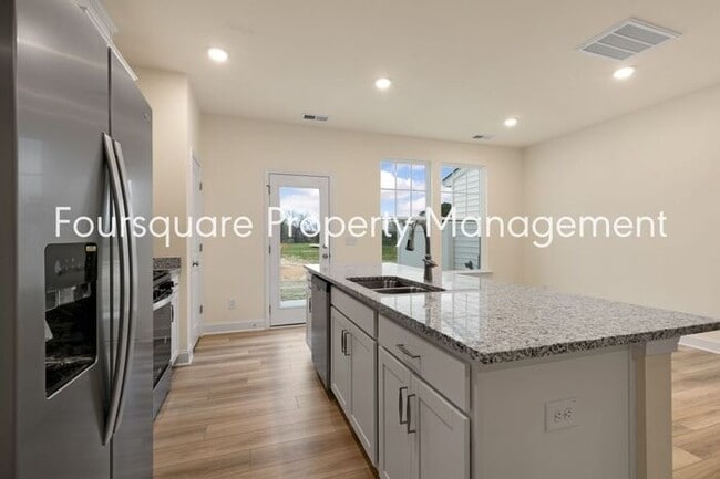 Building Photo - Townhome! | Back Patio with Privacy Fence|...