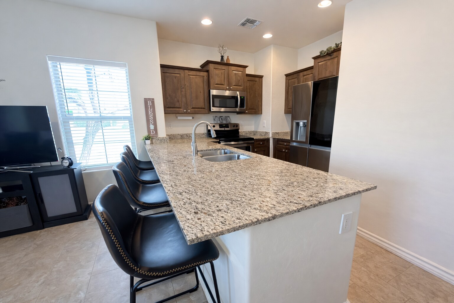 Building Photo - 854 S San Marcos Dr