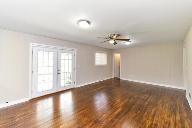 Building Photo - Available Now! Updated 3BR/2BA with Luxuri...
