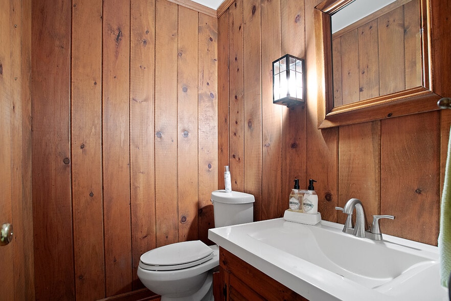 First-floor Guest Bathroom - 2152 Lakeshore Ct