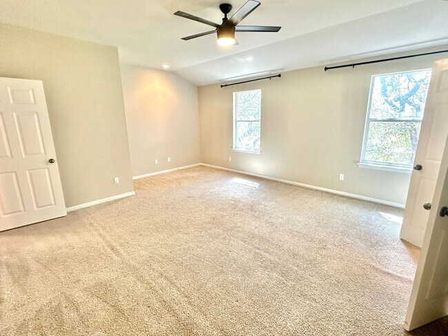 Building Photo - Stunning 4-Bedroom Home in the Desirable S...