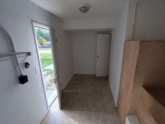 Building Photo - 2/1 Single Family in Spring Hill