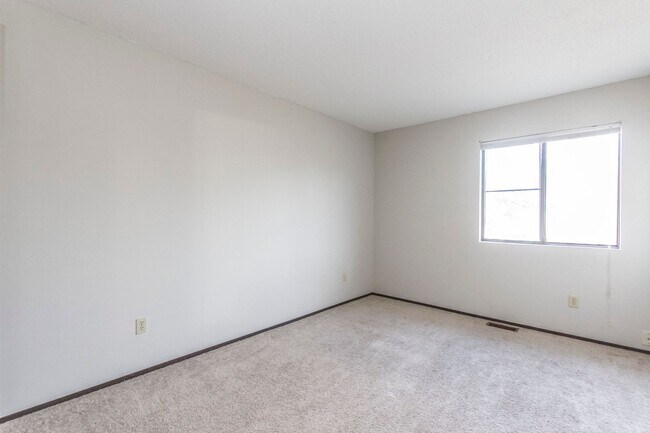 Building Photo - Cozy 3 Bedroom 1.5 Bathroom Duplex