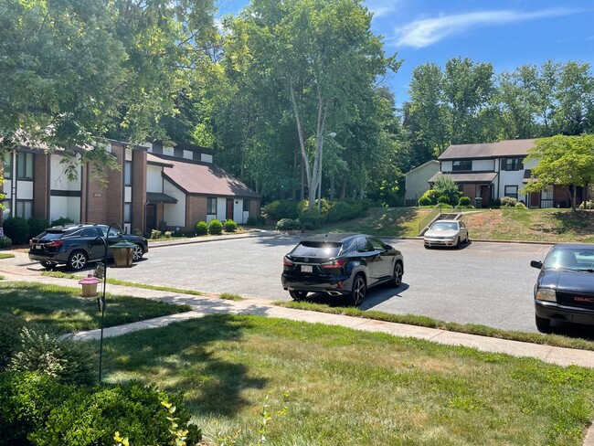 Building Photo - SW - Updated Townhome.  New Flooring, Just...