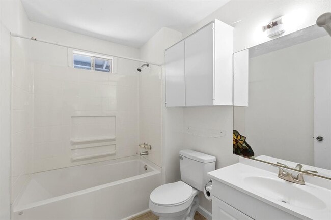 Building Photo - 1303 Barrington Dr