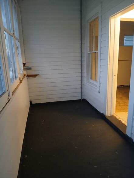 Back porch room - 139 N Clinton St