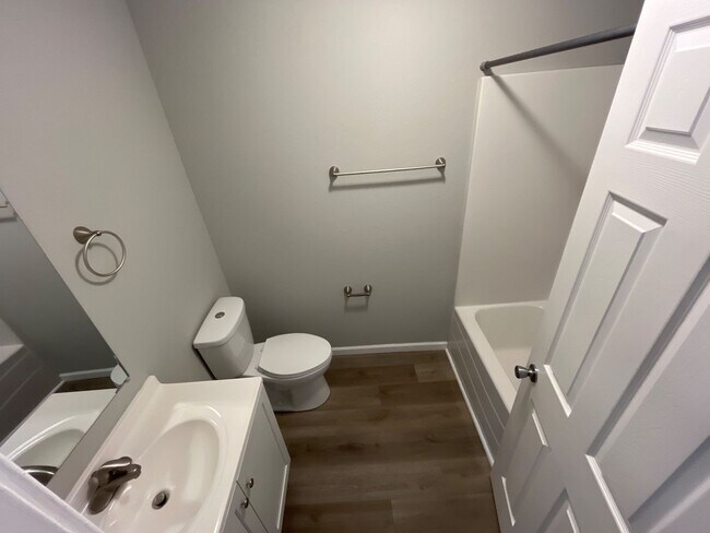 Building Photo - 301 W 7th St