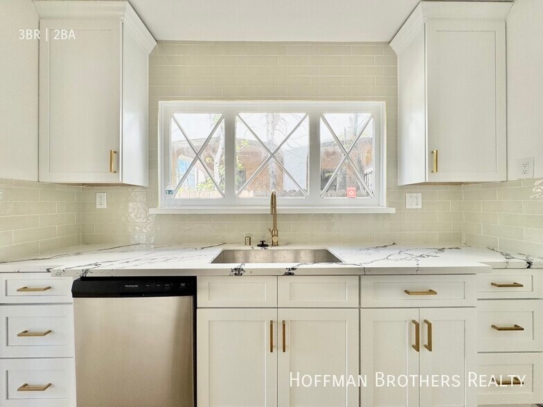 Building Photo - 302 N Mansfield Ave