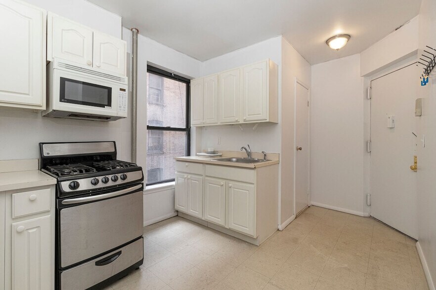 Building Photo - 236e E 95th St