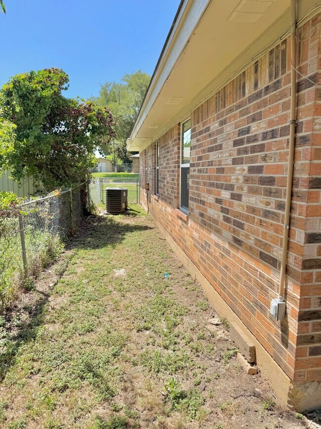Building Photo - Gorgeous remodeled home in the heart of Cove!!
