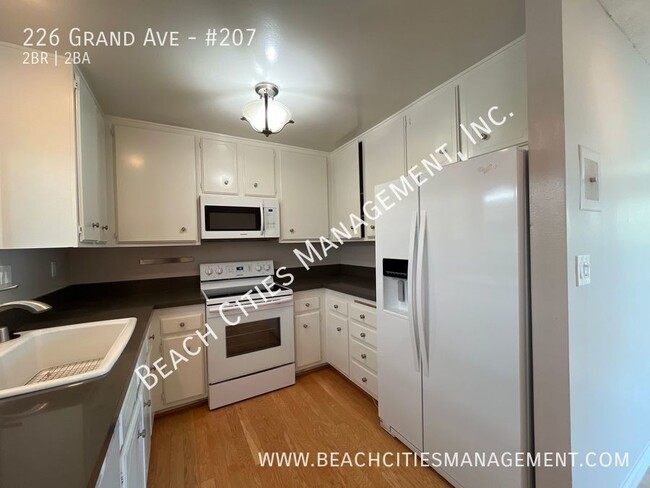 Building Photo - Large 2 Bedroom, 2 Bath Condo with 2 Parki...