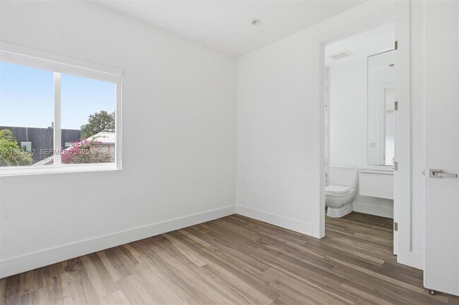 Building Photo - 2852 SW 32nd Ct