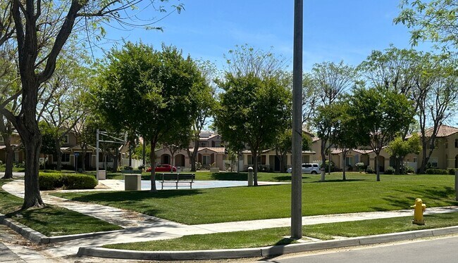 Building Photo - Loma Linda Beauty!