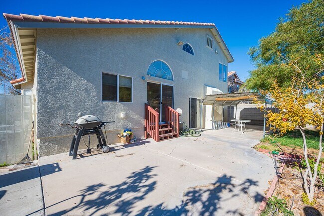 Building Photo - Silverado Ranch - Cul-de-sac.  Downstairs Bedroom and Bathroom