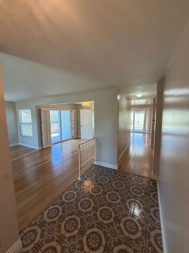 Building Photo - Beautiful 3 Bedroom Home in Avocado Heights