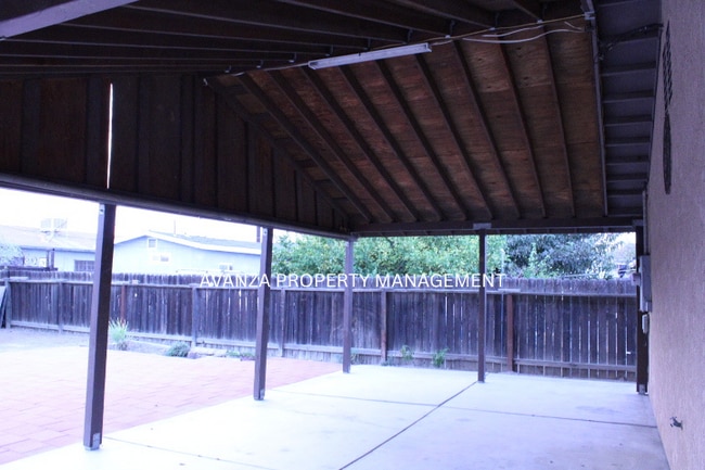 Building Photo - 1 Yr Lease