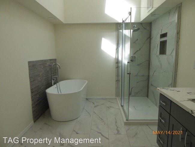 Building Photo - 4 br, 2.5 bath House - 5590 Highland Dr