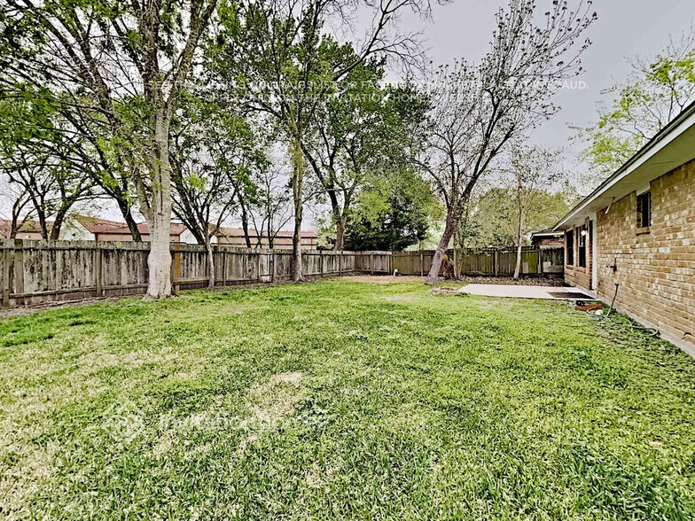 Building Photo - 16430 Forest Bend Ave