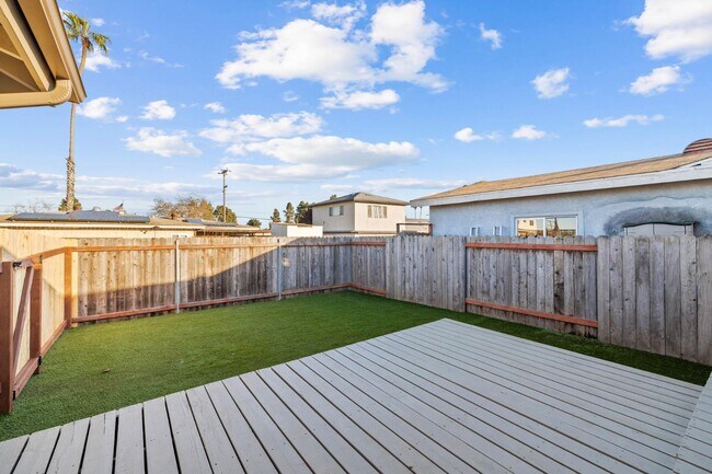 Building Photo - 765 Elkwood Ave