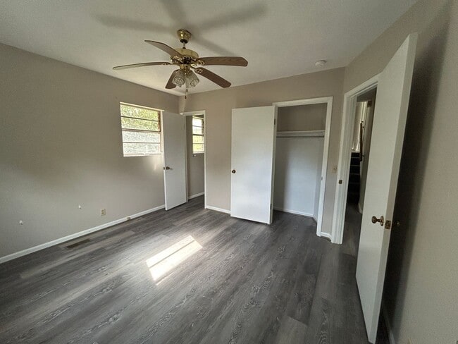 Building Photo - 310 W 6th St