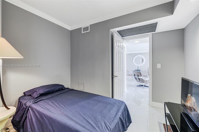 Building Photo - 5838 Collins Ave