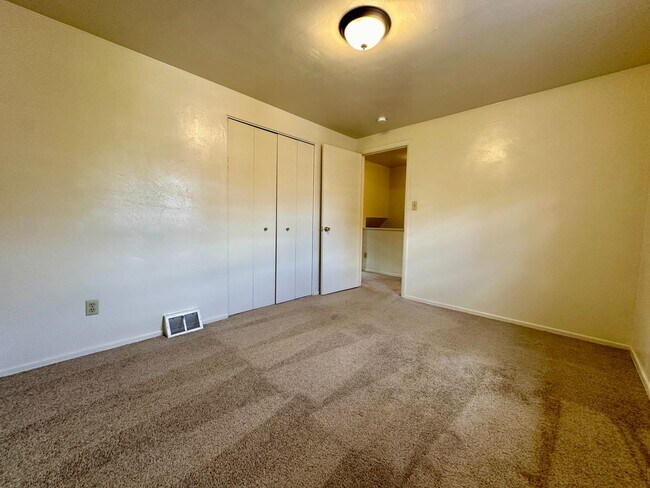 Building Photo - Spacious 2BR Townhome in Plum - Central AC...