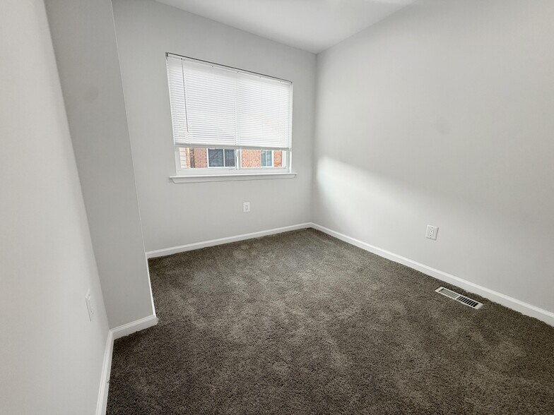 Room 4 - 1344 Barnaby Ter SE