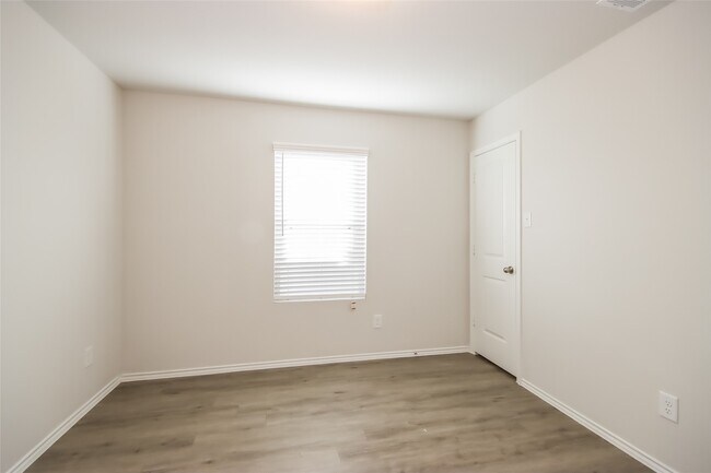 Building Photo - 2808 Briggs Dr