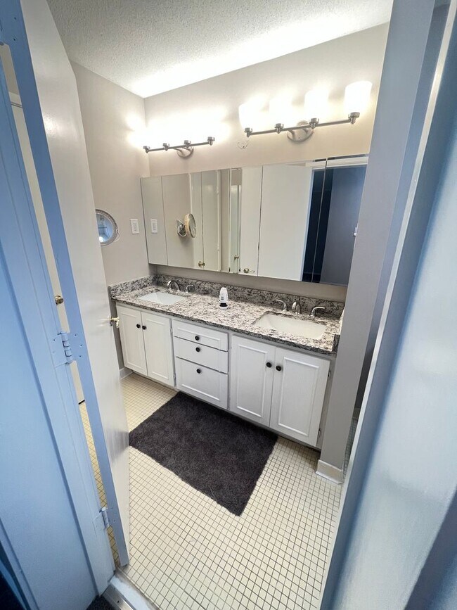 Building Photo - Beautiful renovated East Memphis condo loc...