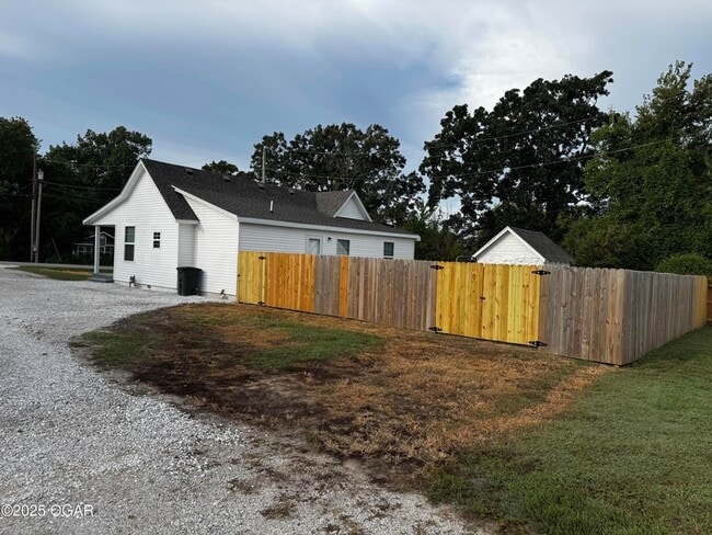 Building Photo - 3905 E 13th St