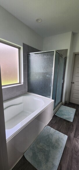 Bathroom 2 gets sunlight - 3502 Park Vista Dr