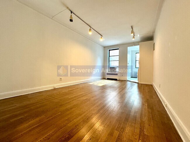 Building Photo - 156 E 85th St