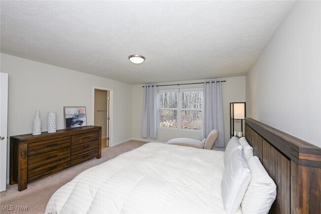 Building Photo - 4816 Lake View Dr