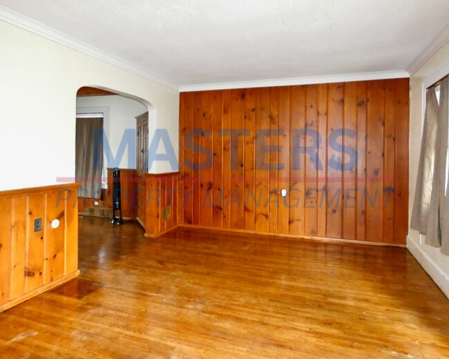 Building Photo - Spacious 3 bed 2 bath House