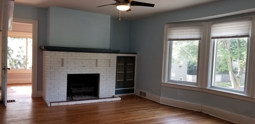 Living Room w/Fire Place - 425 Park Ave