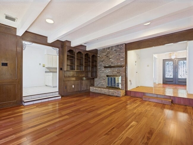 Building Photo - 412 Oakmont Ln N