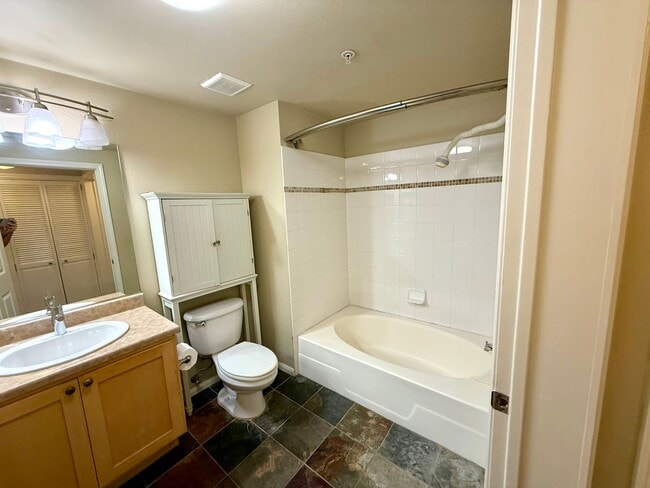 Building Photo - Spacious Bankers Hill Studio | In-Unit Laundry | A/C | Fireplace | Pool & Gym | 6-Month Lease