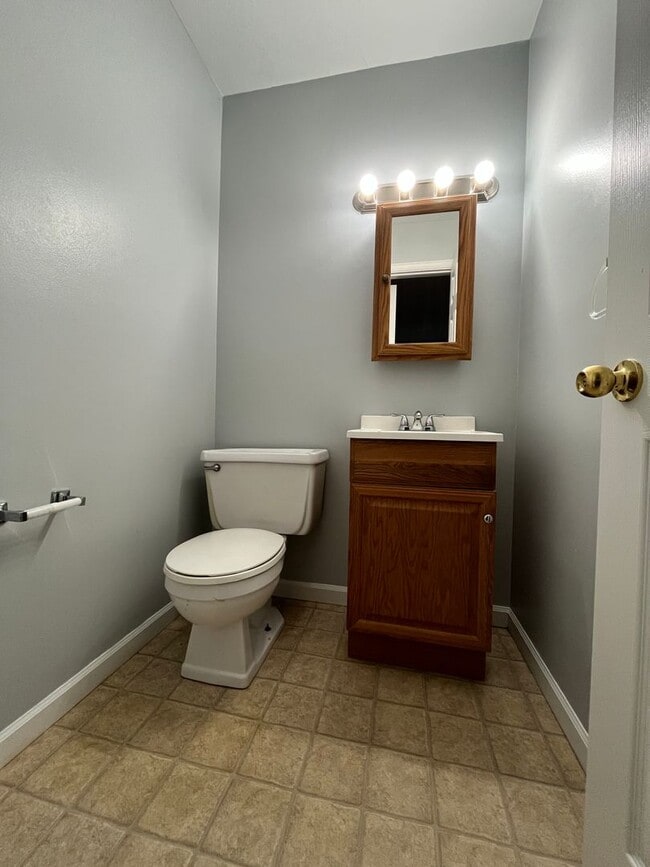 Building Photo - Check out this spacious 2 Bed/1.5 Bath