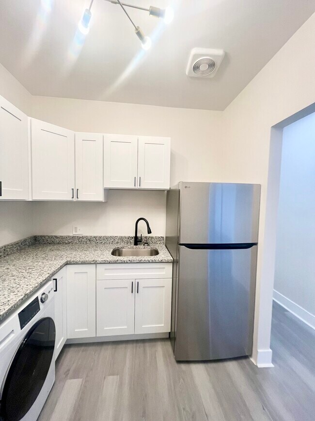 Building Photo - 2258 S Sacramento Ave